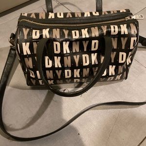 DKNY SPEEDY BAG. Nice travel size